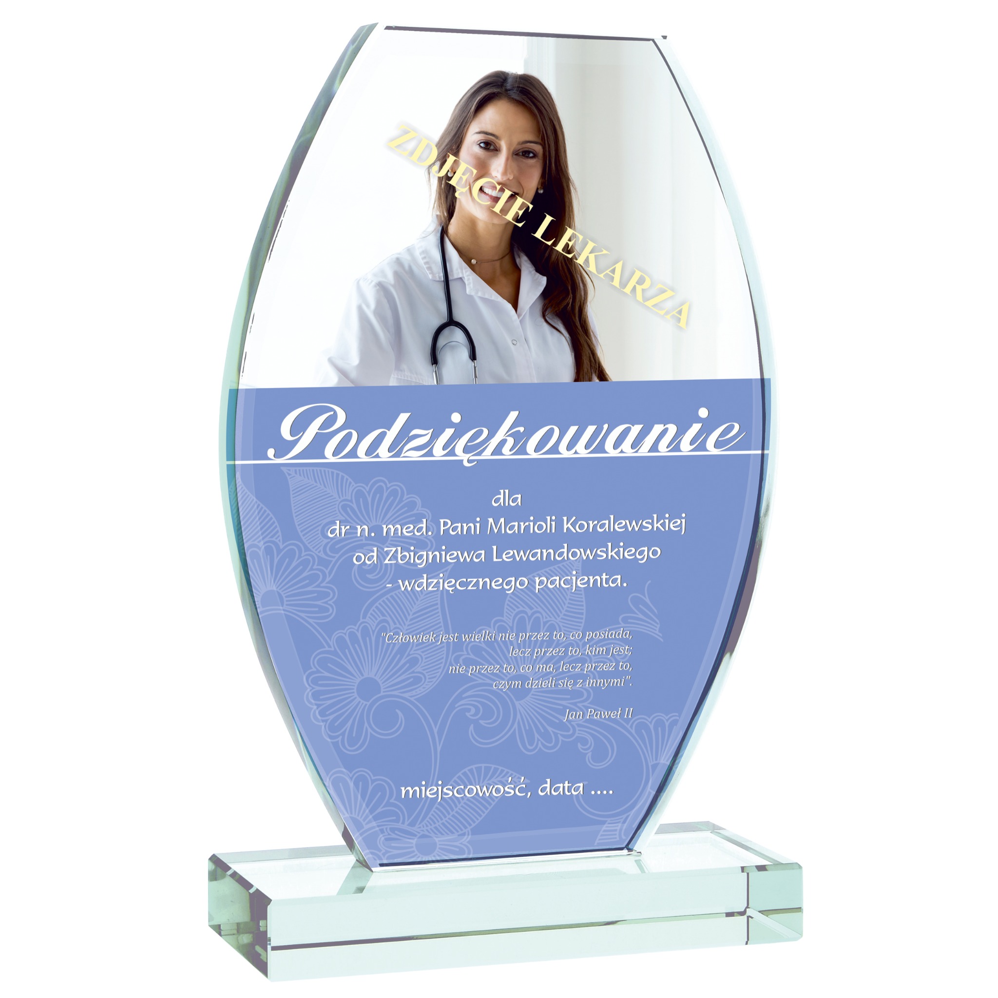Szklana statuetka z nadrukiem zdjęcia lekarki i tekstem podziękowania, umieszczona na przezroczystej podstawie. Elegancki prezent wyrażający wdzięczność.