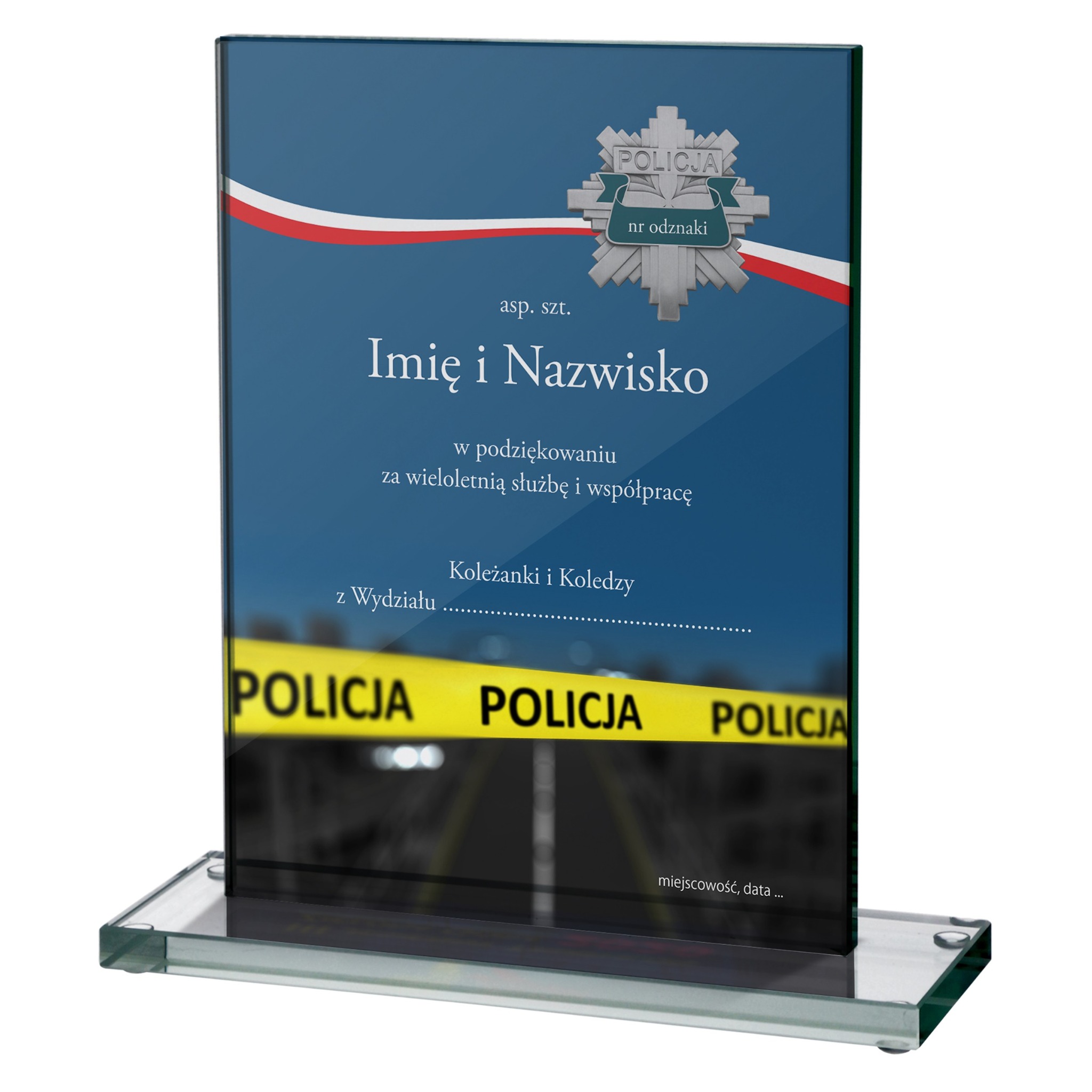 Szklana statuetka z dedykacją i motywem policyjnym, podziękowanie za wieloletnią służbę, personalizowany prezent dla funkcjonariusza, zbliżenie na detal.