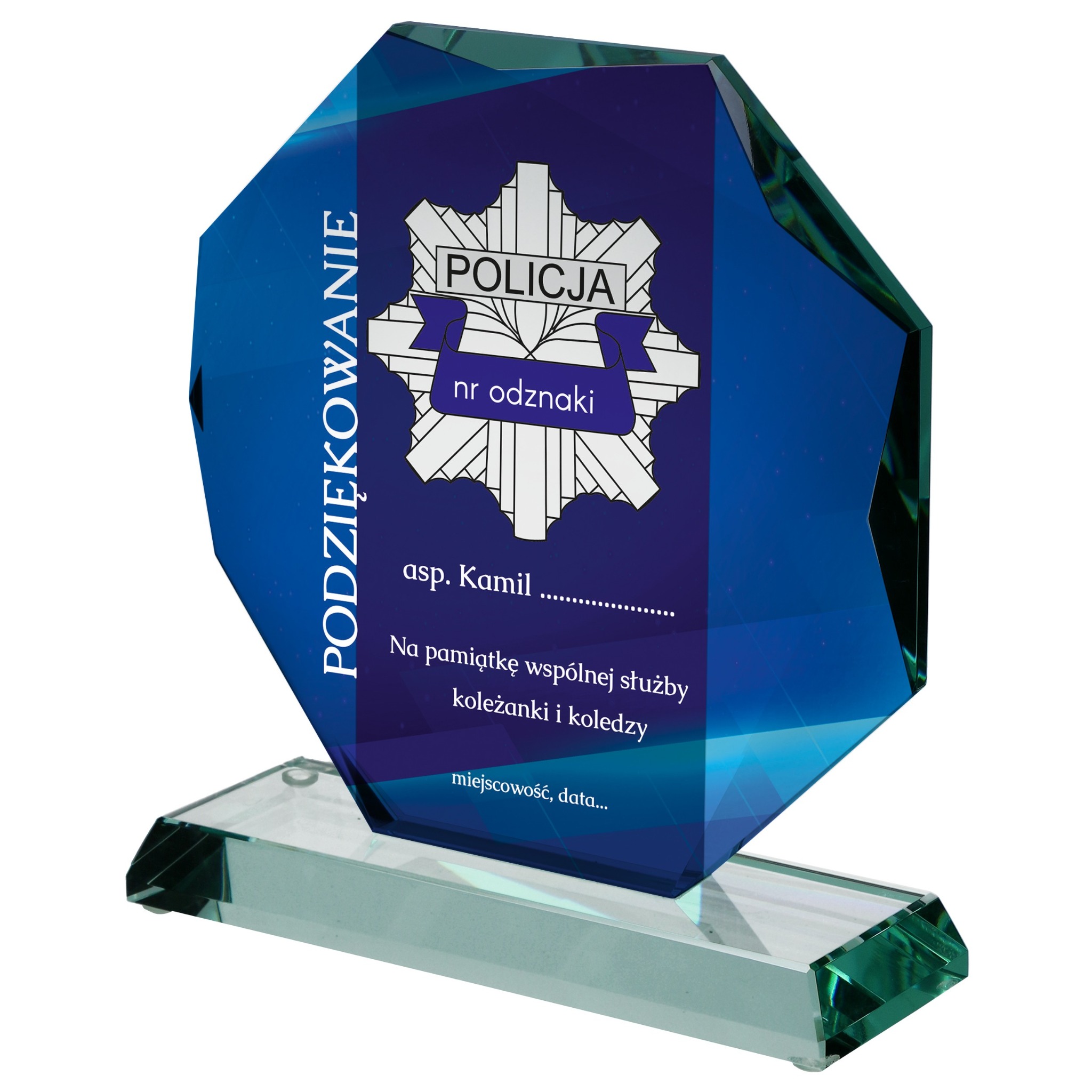 Szklana statuetka z grawerem: odznaka policji, imię i dedykacja. Idealny prezent pożegnalny dla policjanta od kolegów. Elegancki upominek z personalizacją.