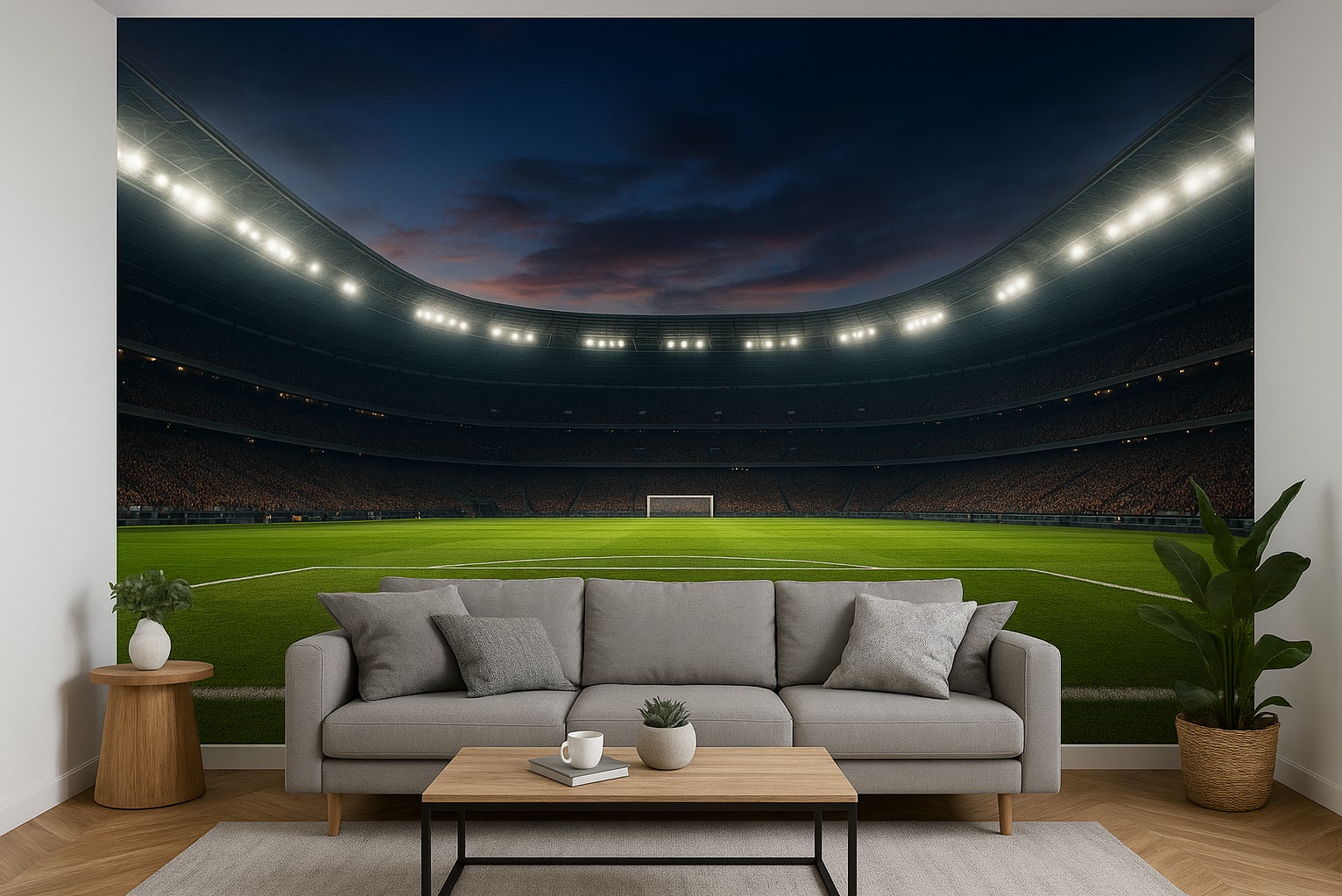 Fototapeta z motywem stadionu piłkarskiego w salonie. Szara sofa, drewniane stoliki, rośliny doniczkowe. Realistyczny, duży format na ścianie.