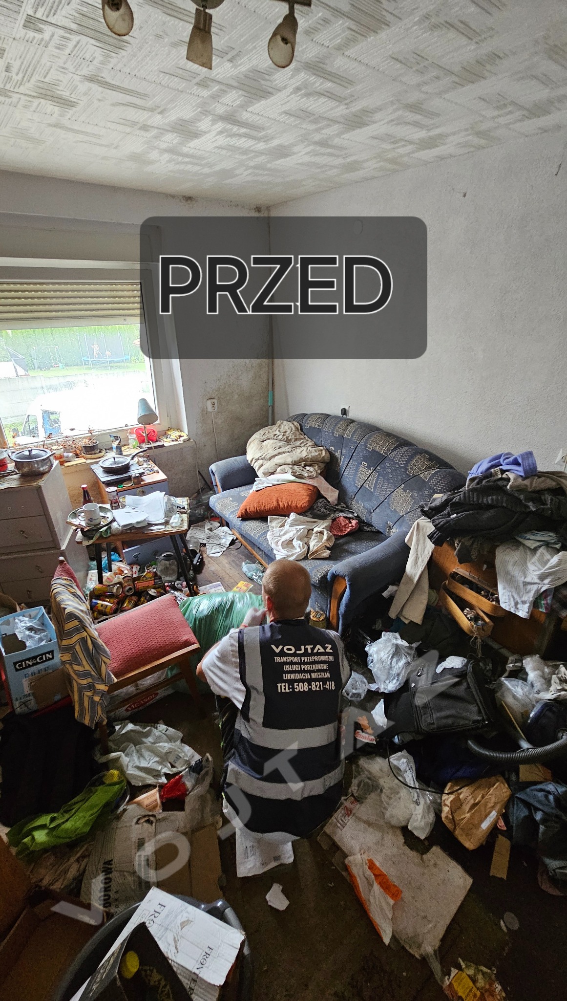 Zaniedbane wnętrze mieszkania przed sprzątaniem, widoczny pracownik w kamizelce z napisem 'Likwidacja Mieszkań', zagracone pomieszczenie z oknem i napisem 'PRZED'.