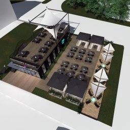 Jakubek Architekci - Wizualizacja 3D restauracji z dwoma poziomami tarasów, zadaszeniem i zewnętrznymi lożami, otoczona zielenią. Widok z góry ukazuje układ przestrzenny i detale architektoniczne.