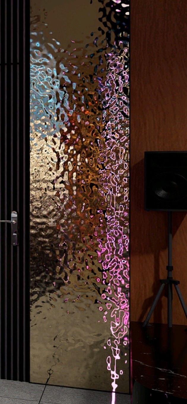 Drzwi z metalicznym, teksturalnym wykończeniem, czarne pionowe pasy po lewej stronie, obok brązowa ściana i fragment czarnego głośnika na statywie.