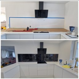 KB usługi remontowo-budowlane - Remont kuchni: ułożenie paneli szklanych imitujących marmur nad blatem kuchennym. Zdjęcie typu 'przed' z narzędziami i 'po' z zamontowanymi panelami i płytą indukcyjną.