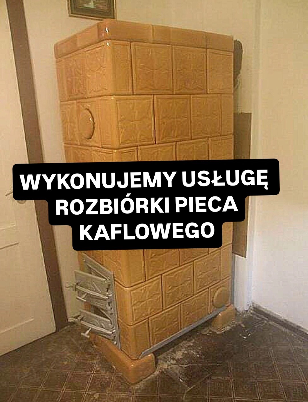 Żółty piec kaflowy z otwartymi drzwiczkami, widoczny fragment pomieszczenia z podłogą w brązową kratę i fragmentem białych drzwi. Nałożony napis 'Wykonujemy usługę rozbiórki pieca kaflowego'.