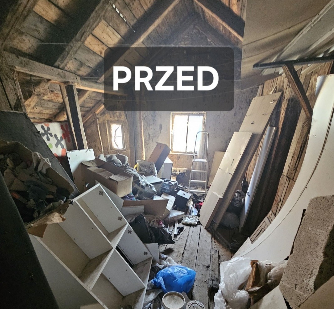Zabrudzone poddasze przed sprzątaniem: bałagan, stare meble, kartony, drewniana konstrukcja dachu i okna. Widok z góry na stertę przedmiotów.
