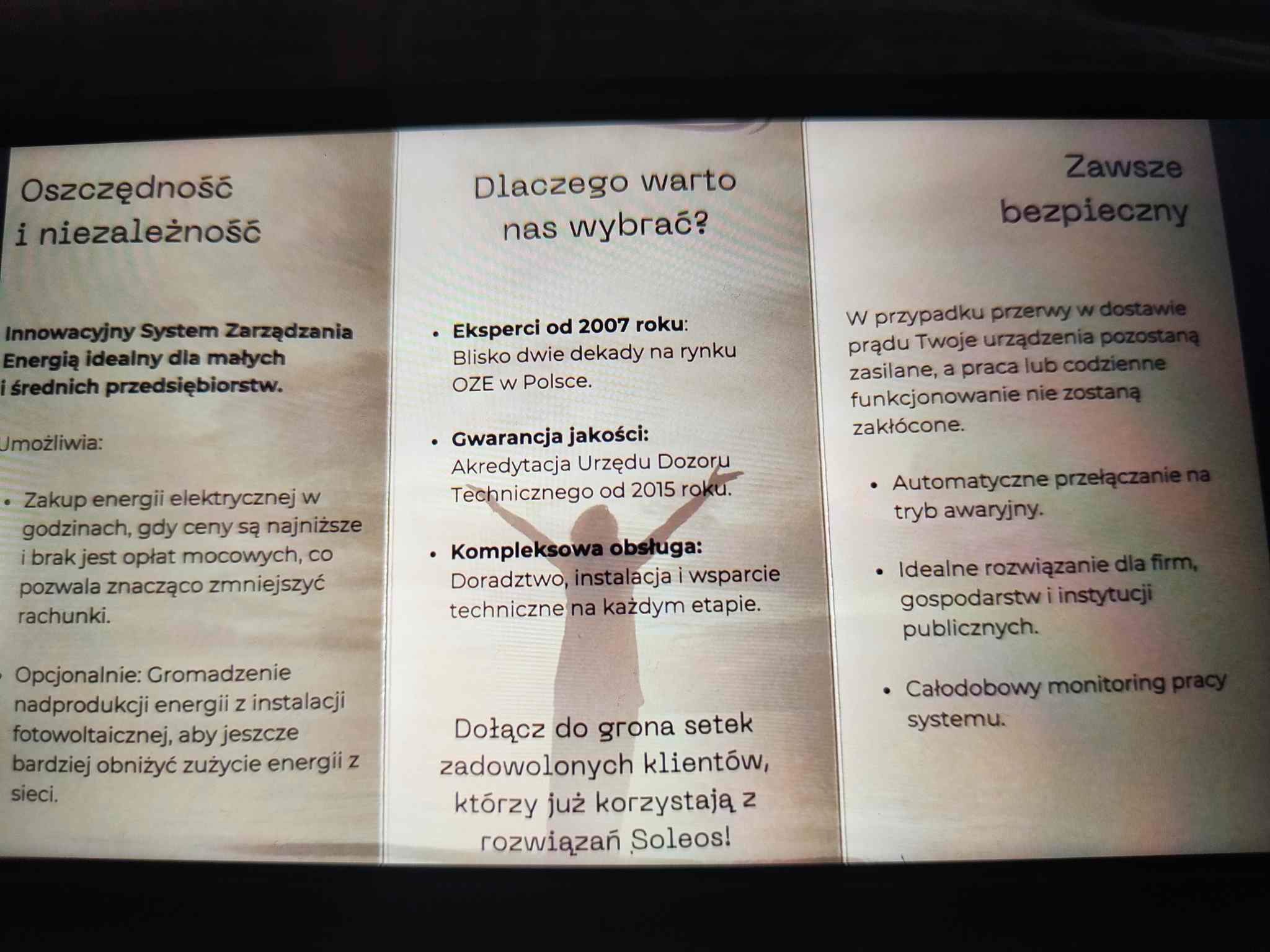 Trójdzielna ulotka reklamowa: oszczędność energii, dlaczego warto wybrać firmę, bezpieczeństwo energetyczne. Tekst o innowacyjnym systemie zarządzania energią.