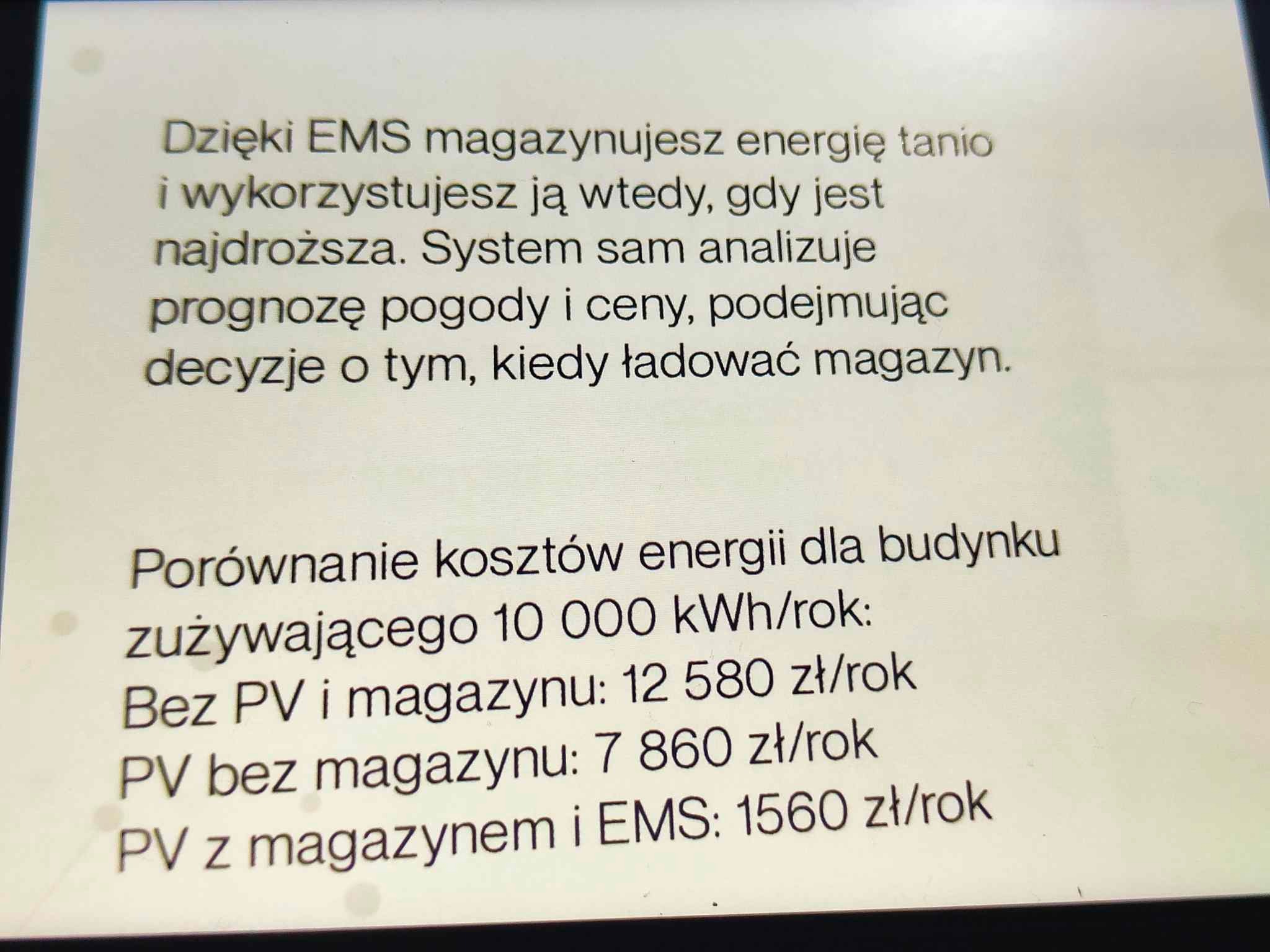 Tekst o EMS i porównanie kosztów energii z PV i magazynem, Bolesławiec. System analizuje pogodę i ceny, podejmując decyzje o ładowaniu magazynu.