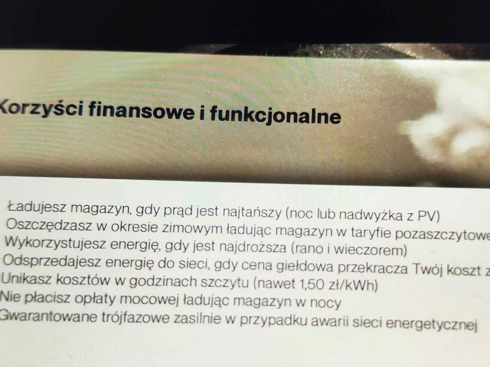 Tekst informacyjny o korzyściach finansowych i funkcjonalnych, dotyczących ładowania magazynu energii w różnych taryfach i porach dnia, z uwzględnieniem oszczędności.