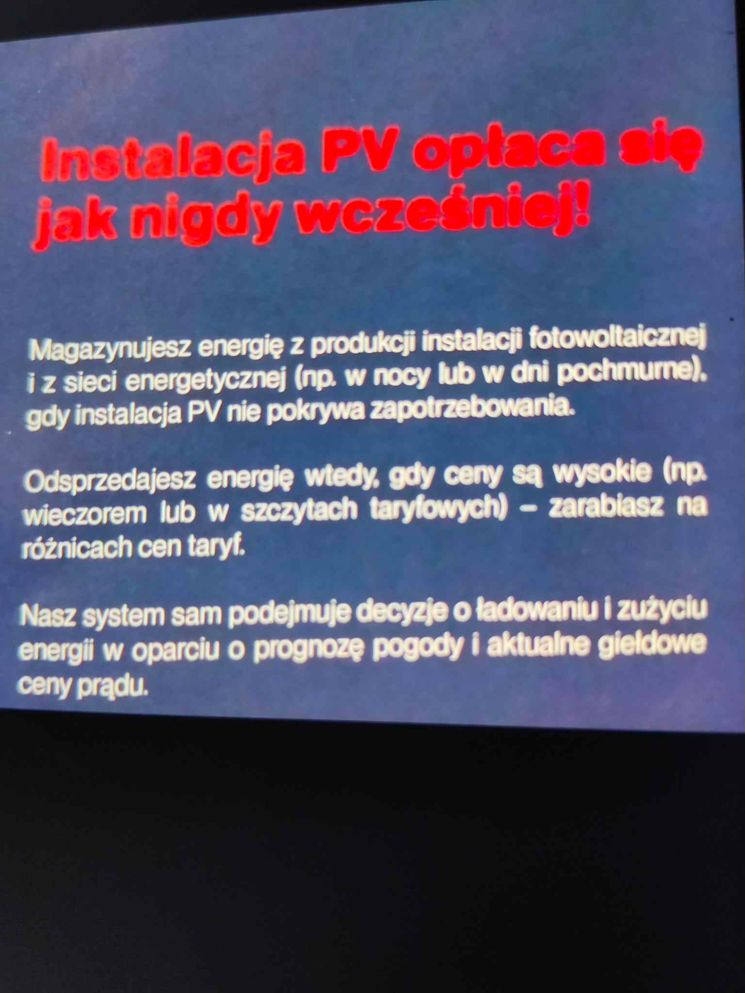 Tekst reklamowy o instalacji PV: 'Instalacja PV opłaca się jak nigdy wcześniej!' z informacjami o magazynowaniu i odsprzedaży energii. Ciemne tło, czerwone napisy.