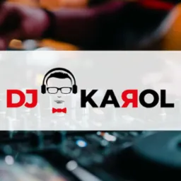 DJ Karol w akcji: zbliżenie na mikser z logo DJ-a nałożonym na kadr, w tle dłoń DJ-a regulująca ustawienia, ciemne oświetlenie sceniczne.