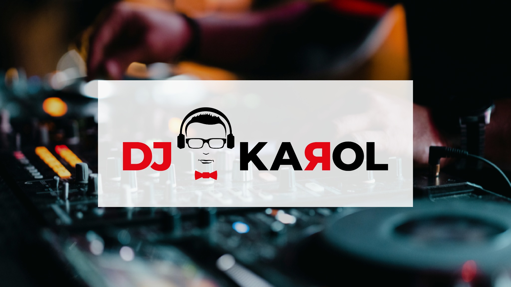 DJ Karol w akcji: zbliżenie na mikser z logo DJ-a nałożonym na kadr, w tle dłoń DJ-a regulująca ustawienia, ciemne oświetlenie sceniczne.