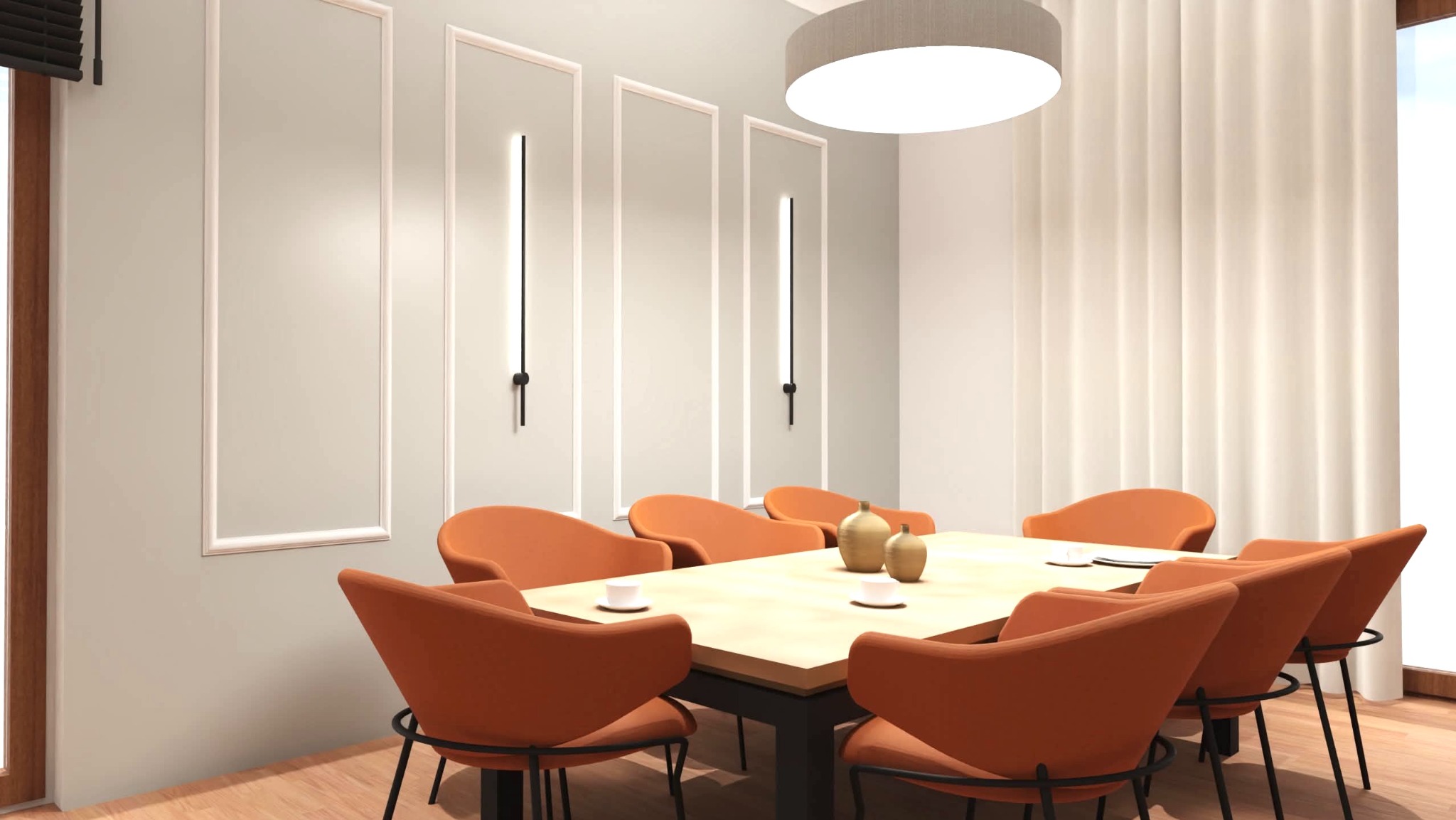 Stylowa aranżacja jadalni z pomarańczowymi krzesłami i drewnianym stołem, oświetlona nowoczesnymi lampami ściennymi i lampą sufitową. Minimalistyczny design z zasłonami w tle.