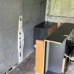 Parę mebli od klienta załadowanych na busa gotowych na wywóz i utylizację.