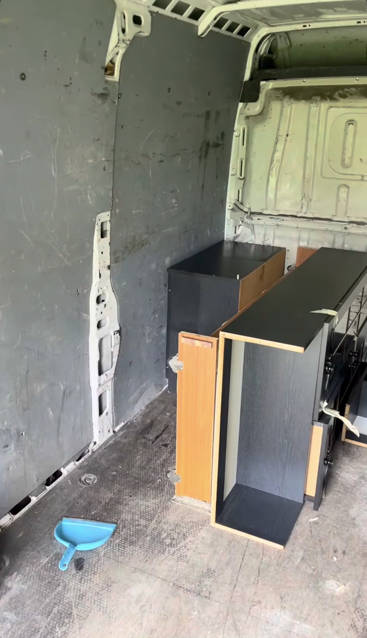 Parę mebli od klienta załadowanych na busa gotowych na wywóz i utylizację.