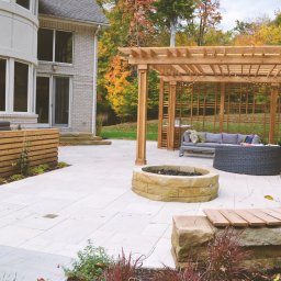 Projekt kącika wypoczynkowego w skład którego wchodzi altana, jacuzzi i palenisko. 