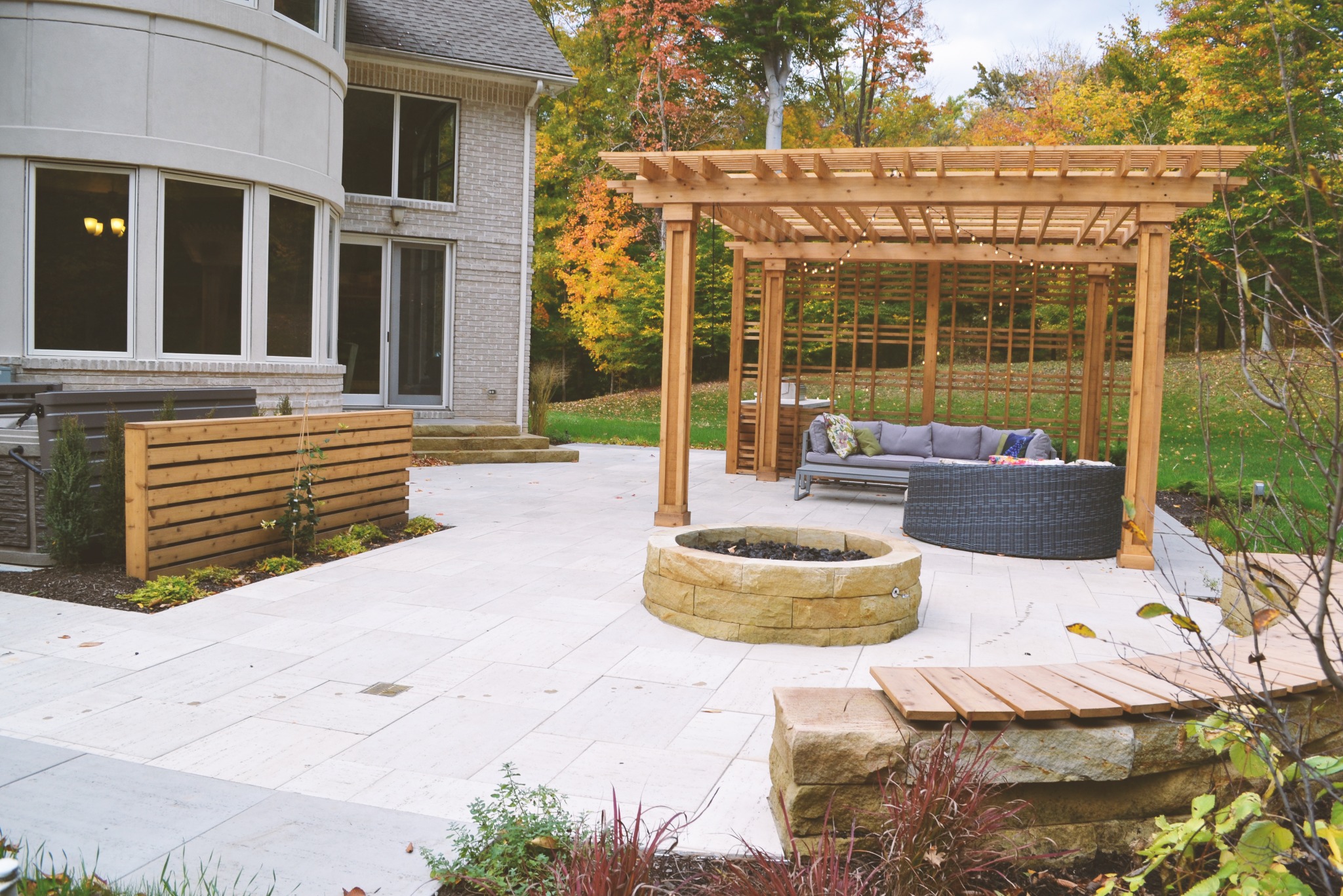 Projekt kącika wypoczynkowego w skład którego wchodzi altana, jacuzzi i palenisko.