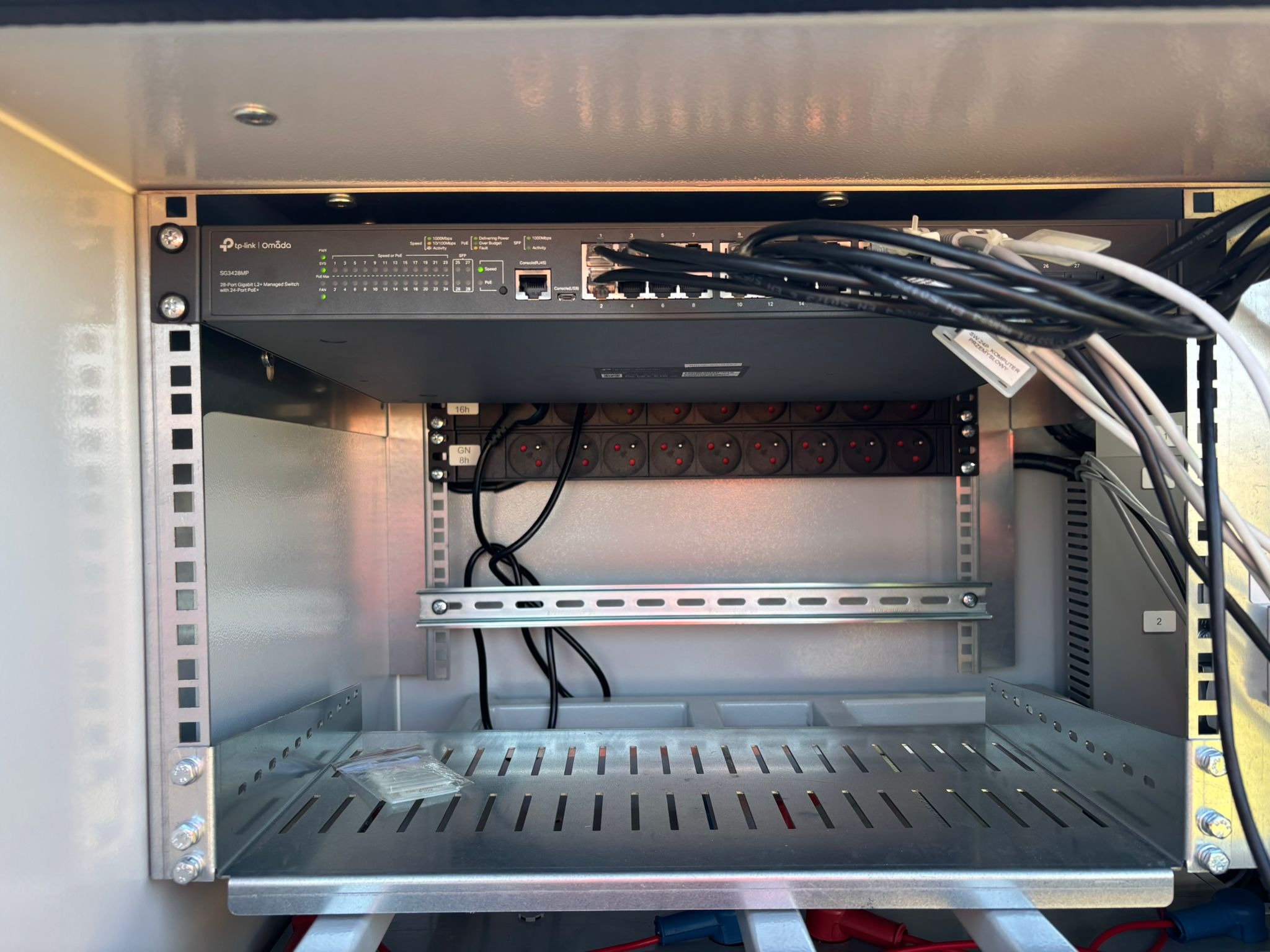 Montaż i podłączenie szaf rakowych