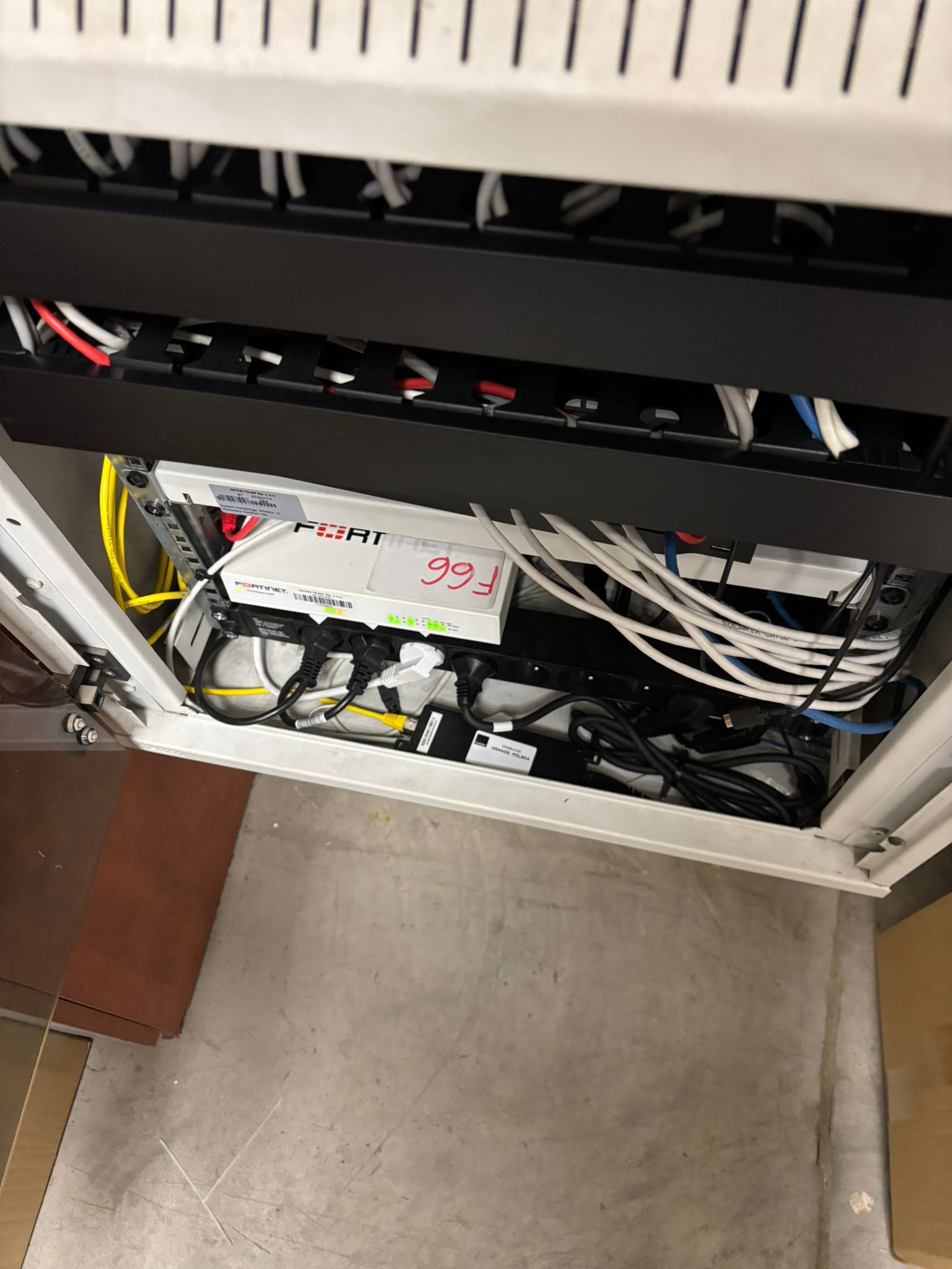 Szafy techniczne pełne podłączenie