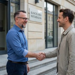 GN Nieruchomości Grzegorz Niedźwiedź - Uśmiechnięci mężczyźni w uścisku dłoni przed Kancelarią Notarialną, w tle budynek. Logo firmy Grzegorz Nieruchomości w prawym górnym rogu.