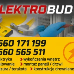 Żółto-szary baner z narzędziami (poziomica, młotek), schematami i dłońmi w rękawicach przy skrzynce elektrycznej. Reklama usług: elektryka, malowanie, glazura, wykończenia, montaż paneli.