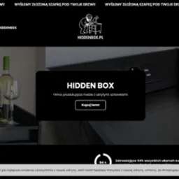 Strona internetowa Hidden Box prezentująca meble z ukrytymi schowkami; widoczna butelka wina i kieliszek na czarnej szafce z gniazdkami.