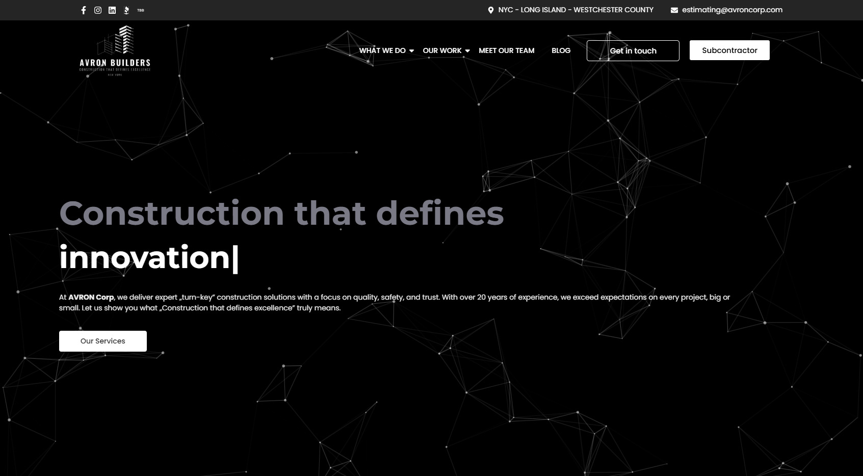 Strona internetowa firmy budowlanej Avron Builders z hasłem 'Construction that defines innovation', utrzymana w czarno-białej stylistyce z motywem sieci połączeń.