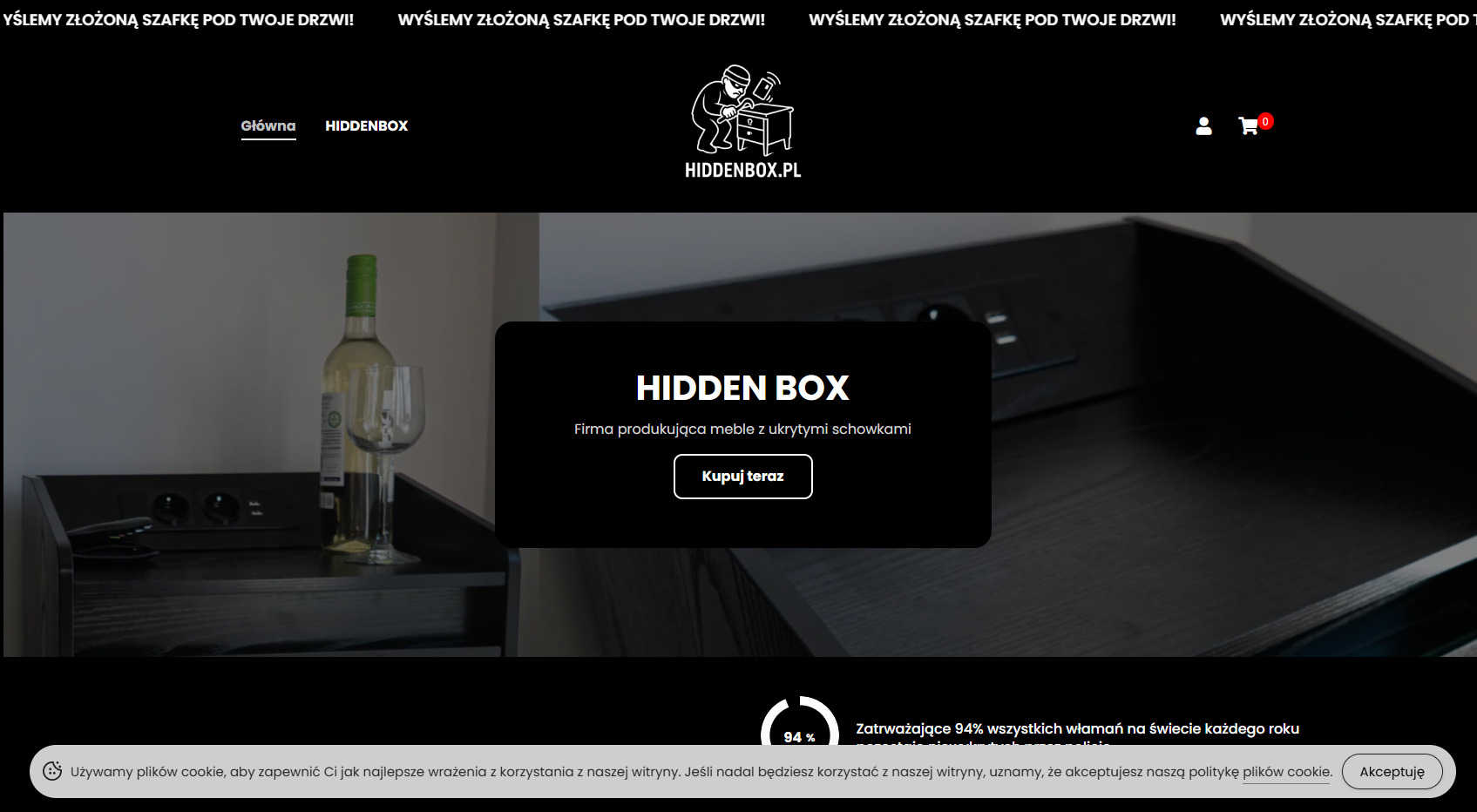 Strona internetowa Hidden Box prezentująca meble z ukrytymi schowkami; widoczna butelka wina i kieliszek na czarnej szafce z gniazdkami.