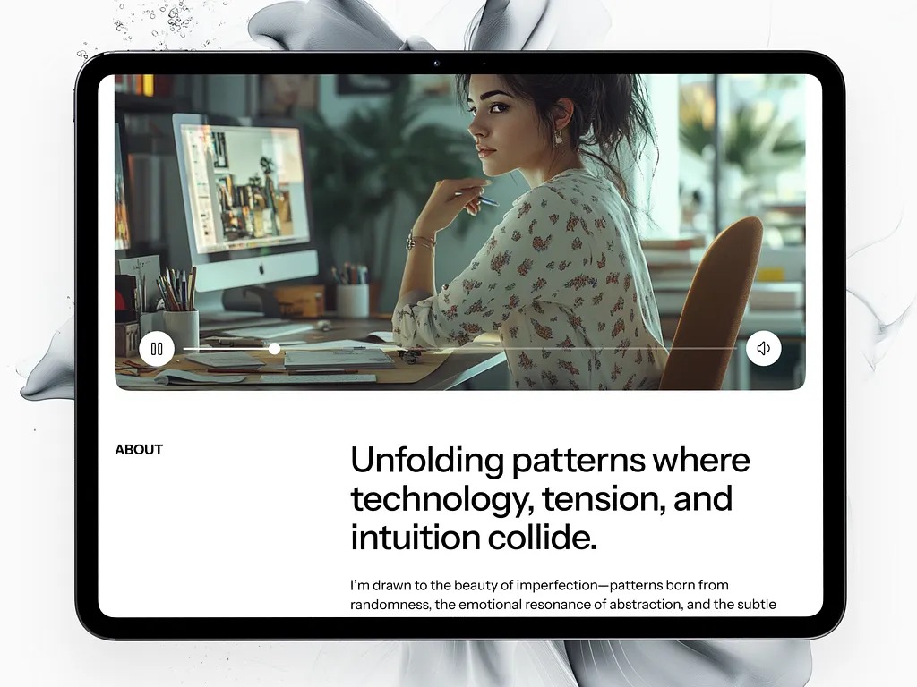 Prezentacja projektu strony na tablecie: kobieta z długopisem, biurko z monitorem i materiałami. Minimalistyczny interfejs z tekstem o technologii i intuicji.