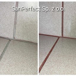 SANPERFECT SPÓŁKA Z OGRANICZONĄ ODPOWIEDZIALNOŚCIĄ - Zdjęcie 'przed i po' czyszczenia fug na podłodze z płytek. Po lewej brudne, szare fugi, po prawej czyste, brązowe fugi. Widoczne płytki w beżowym odcieniu.