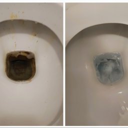 SANPERFECT SPÓŁKA Z OGRANICZONĄ ODPOWIEDZIALNOŚCIĄ - Zdjęcie typu 'przed i po' przedstawia białą muszlę klozetową. Po lewej stronie widoczny silny brud i osad, po prawej czysta muszla z kostką toaletową.