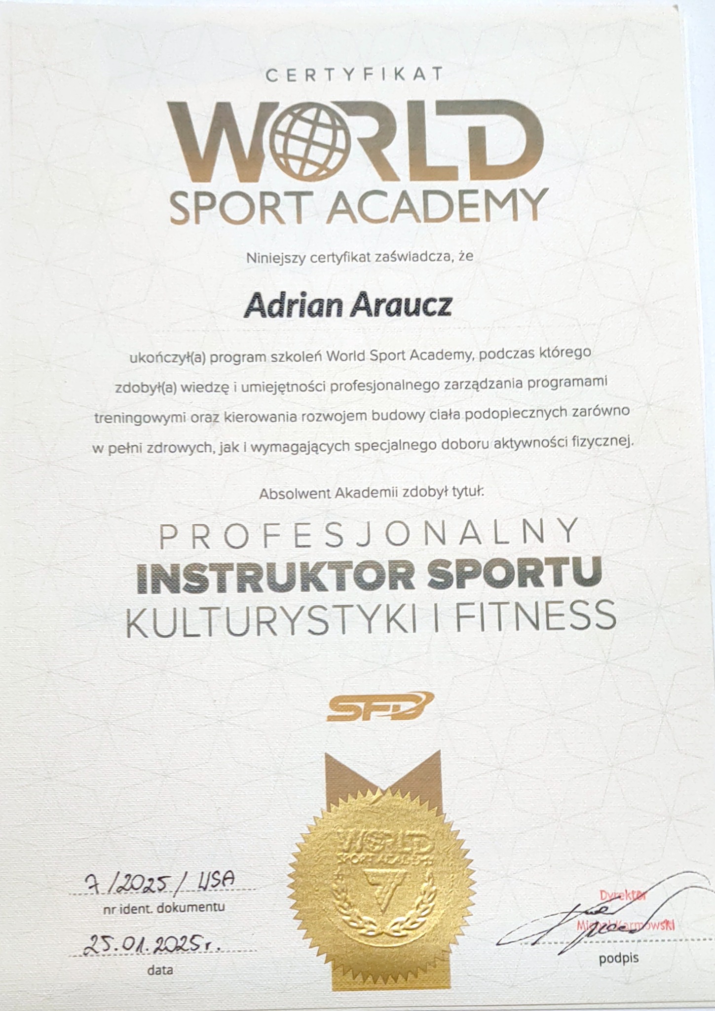 Certyfikat World Sport Academy dla Adriana Araucza, potwierdzający tytuł Profesjonalnego Instruktora Sportu, Kulturystyki i Fitness. Dokument z datą i podpisem.
