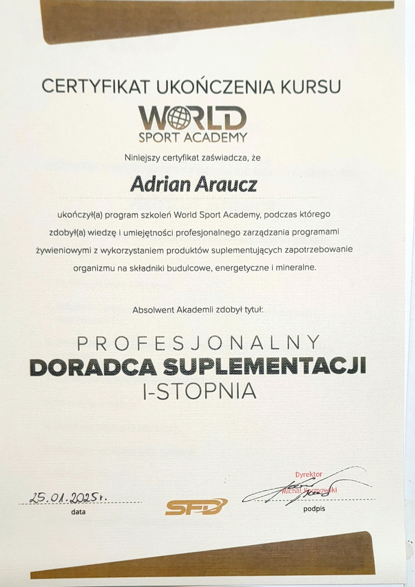 Certyfikat ukończenia kursu 'Profesjonalny Doradca Suplementacji I-stopnia' przez Adriana Araucza w World Sport Academy, z datą 25.01.2025 i podpisem dyrektora.
