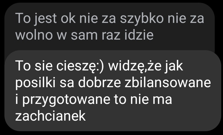 Zrzut ekranu konwersacji tekstowej z pozytywną opinią klienta o zbilansowanych posiłkach, co sugeruje skuteczność planu żywieniowego.