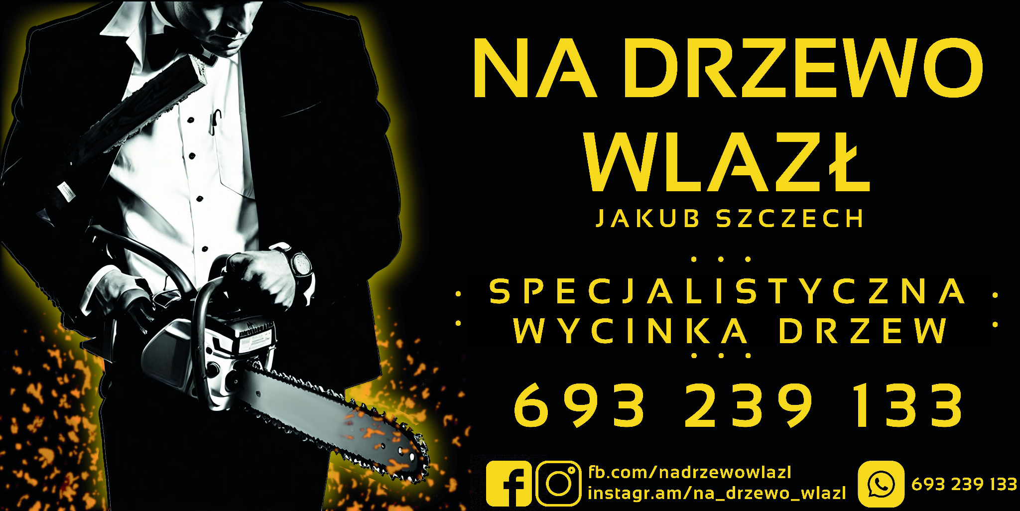 Mężczyzna w garniturze trzymający piłę łańcuchową na tle plakatu reklamowego z hasłem 'Specjalistyczna wycinka drzew' i danymi kontaktowymi.