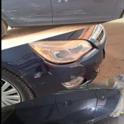 Kolaż: uszkodzony bok auta zarysowania, przód auta zarysowania i bok auta po naprawie, zabezpieczony folią. Widoczne opony i felgi.