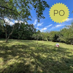 Robimy Robotę ROBERT BALCERAK - Widok trawnika po koszeniu, z widocznym pojemnikiem na paliwo. Na niebie żółty znak 'PO' sugerujący stan po wykonaniu usługi koszenia.