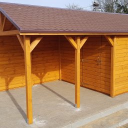 INSTAL-WOOD WIESŁAW SZWED - Drewniana altana z brązowym dachem, widoczna z zewnątrz. Konstrukcja z jasnego drewna, zadaszona część i zamknięta z oknem. Podłoże wyłożone kostką brukową.