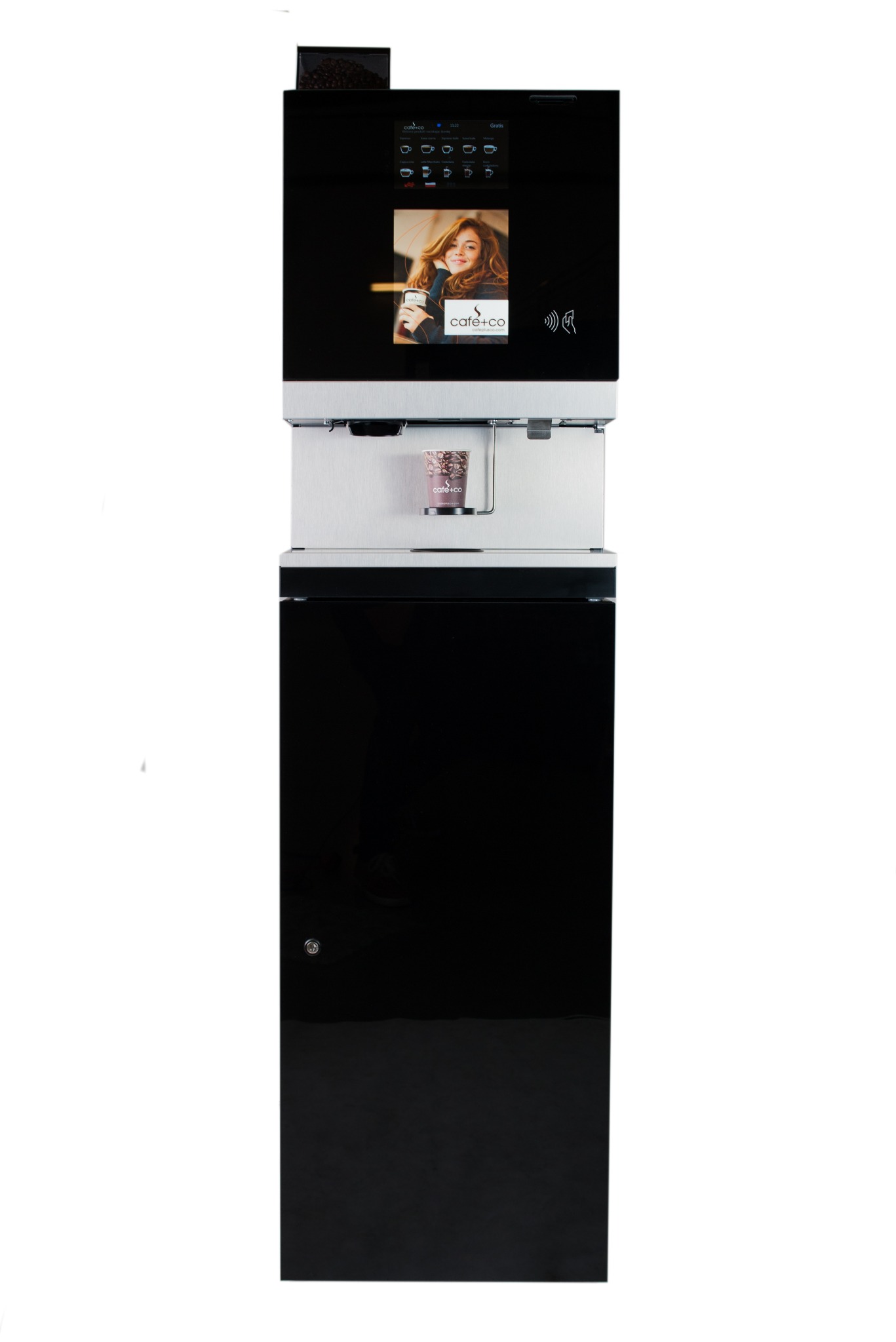 Automatyczny ekspres do kawy Cafe+co z ekranem reklamowym i świeżo zaparzoną kawą w papierowym kubku, na białym tle.