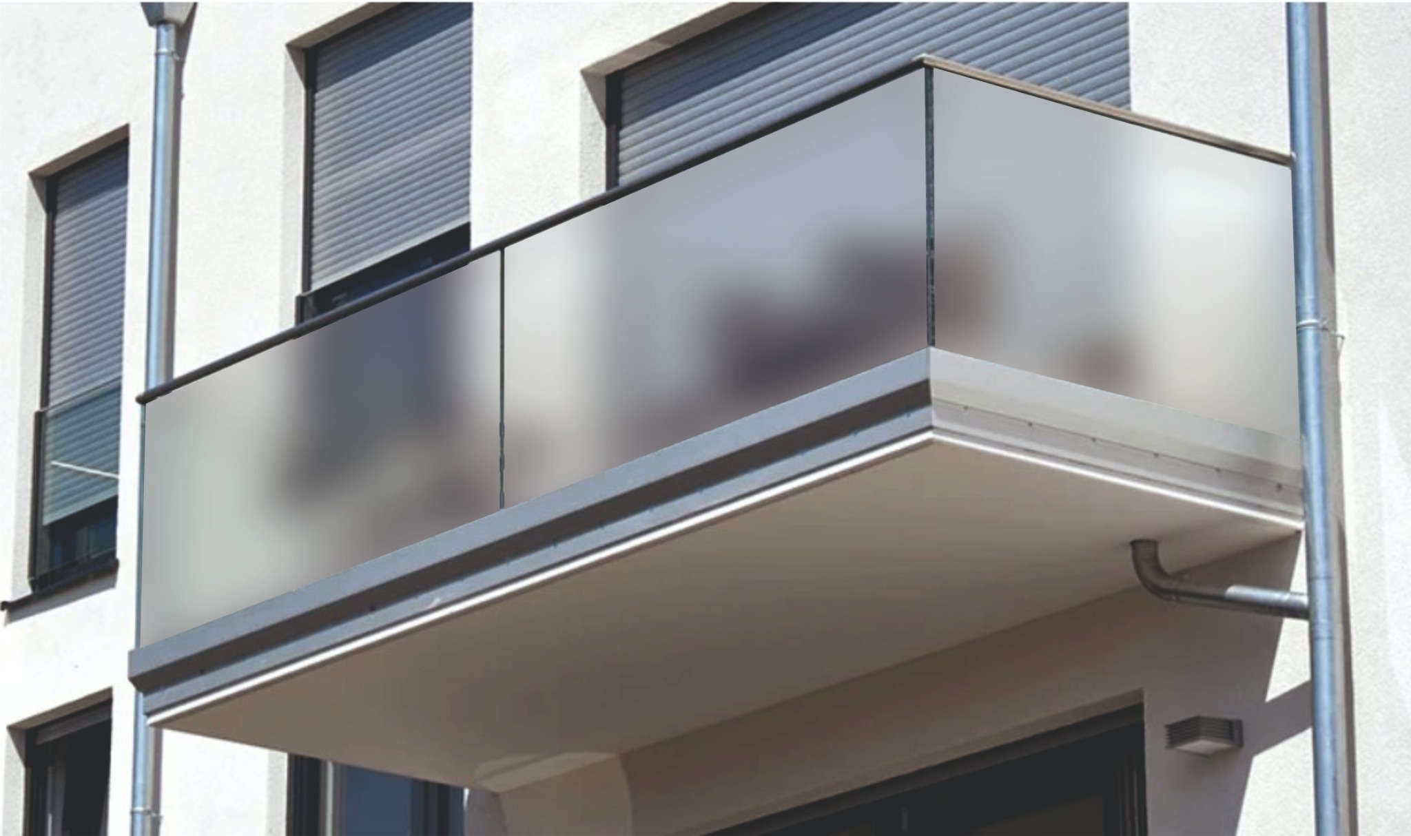 Nowoczesny balkon z matowym szkłem i metalowymi elementami na tle białej fasady budynku z zamkniętymi roletami. Minimalistyczny design, stonowana kolorystyka.