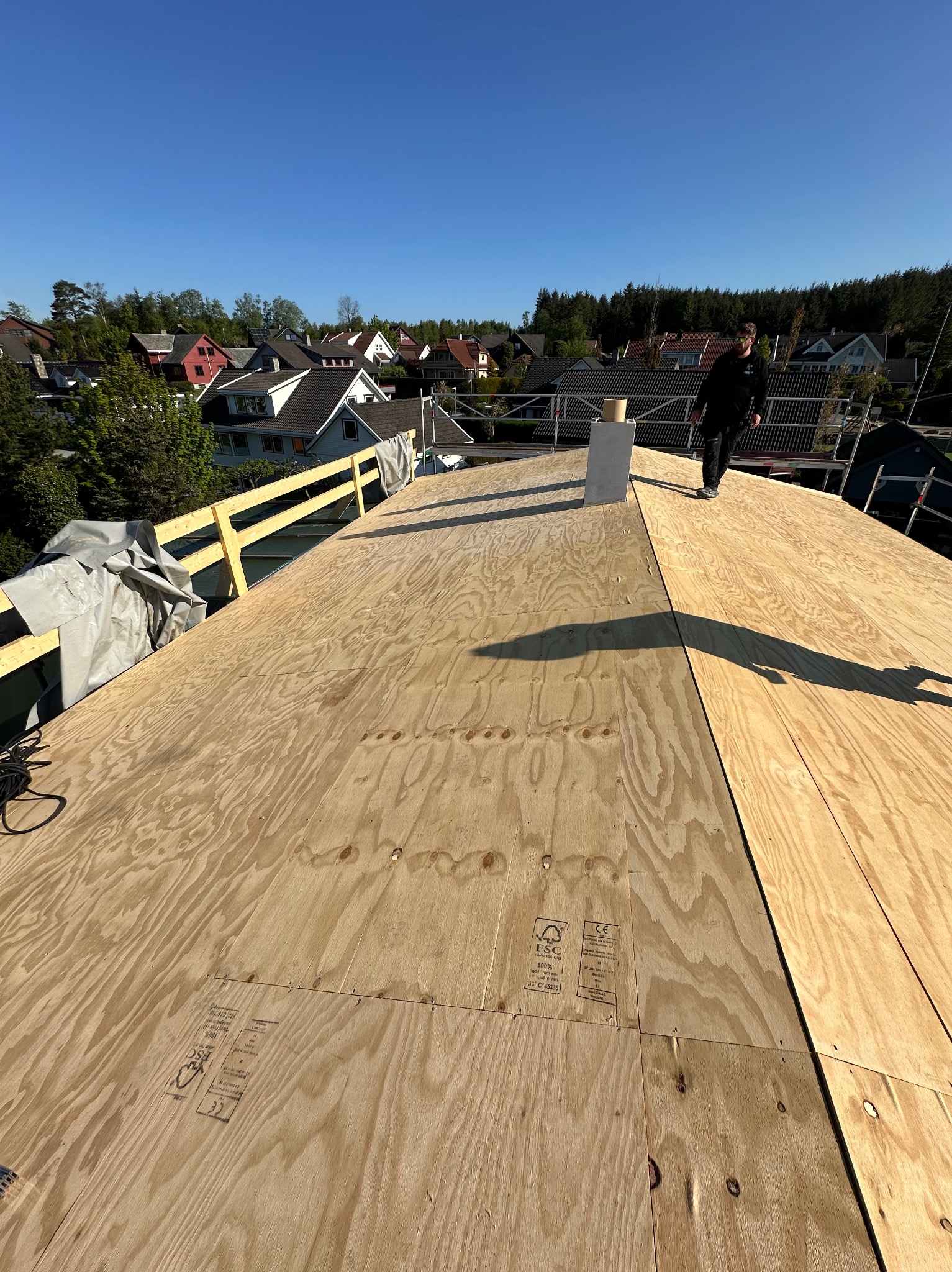 Membranowanie poszycia dachowego hydrofobową membraną odprowadzającą wodę.