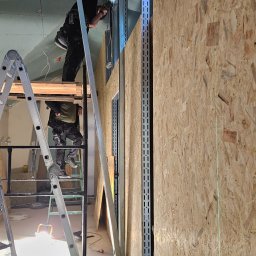 Wysokie ściany to szczególne miejsca, gdzie musimy zwrócić uwagę na jakość konstrukcji, aby zachować odpowiednią sztywność i użyteczność. 