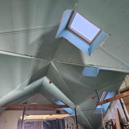 Budujemy Twoje marzenia i nadajemy Twojej wizji realnych kształtów. Poddasza to jest to, w czym czujemy się jak ryba w wodzie, nawet z tak dużą liczbą narożników, lukarn i okien dachowych.