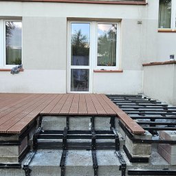 Detale mają znaczenie - priorytetem było ustalenie schodów i desek na całym tarasie symetrycznie względem drzwi. Nie idziemy na łatwiznę, liczy się efekt końcowy, a co przejdziemy po drodze 