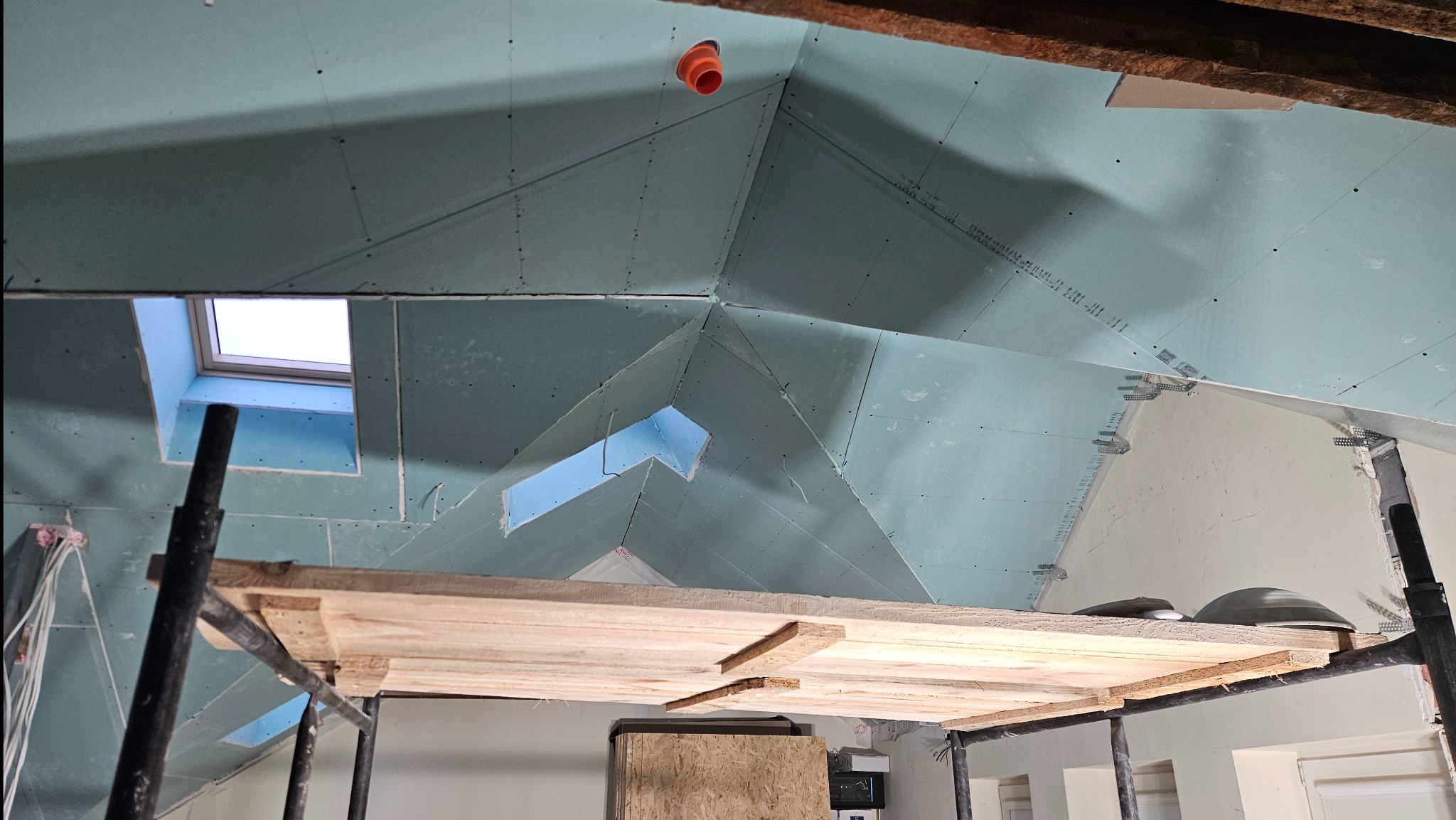 Poddasza to jest to, w czym czujemy się jak ryba w wodzie, nawet z tak dużą liczbą narożników, lukarn i okien dachowych.