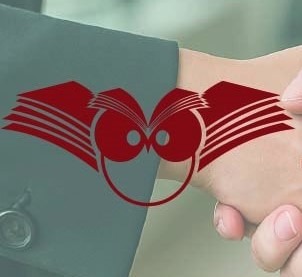 Dłoń podaje wizytówkę z logo sowy i otwartych ksiąg na tle ciemnego garnituru. Symbol wiedzy i profesjonalizmu w finansach i księgowości.