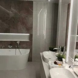 WM House - Nowoczesna łazienka z dwoma umywalkami na białym blacie, marmurową ścianą i podświetlaną wnęką nad wanną. Minimalistyczne oświetlenie sufitowe.