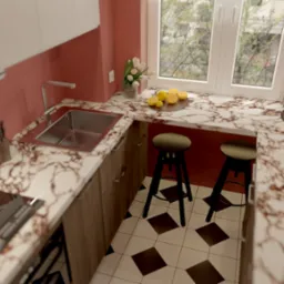 Wnętrze kuchni z marmurowym blatem, hokerami i widokiem na zieleń za oknem. Białe szafki górne kontrastują z koralowymi ścianami i wzorzystą podłogą.