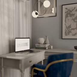 PORADKO DESIGN - Eleganckie biuro domowe z laptopem na biurku, stylowym krzesłem i dekoracjami ściennymi. Subtelne oświetlenie i stonowana kolorystyka tworzą przytulną atmosferę.