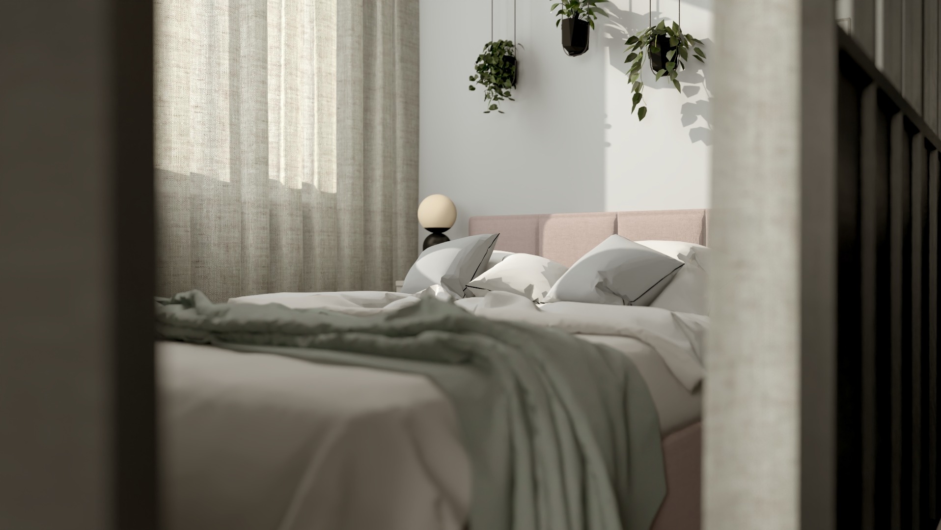 Jasna sypialnia z łóżkiem, lampką nocną i zwisającymi roślinami w czarnych donicach. Widok przez framugę drzwi.